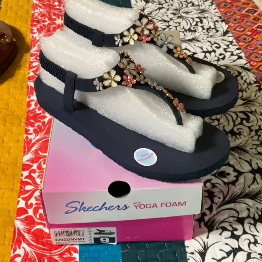 New Skechers Yoga Foam Sandals
